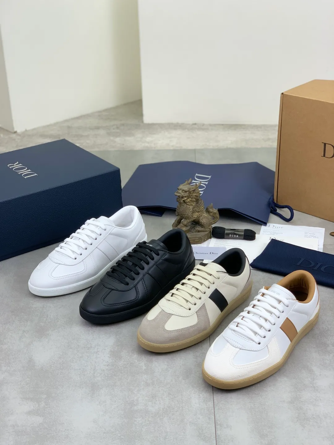 Men's men's shoes 💰P542 New Dior B01 top version of moral training shoes! ! ! White first-layer cowhide, fully oiled upper, original TPU molded outsole. New to the Fall 2025 collection, this sneaker marks the return of Dior’s classic style, reinterpreted in a stylish and elegant silhouette. Crafted from white smooth first-grain cowhide with a tonal silk sheepskin lining, it features the Dior logo on the tongue and inner sides, and a CD icon on the heel. Paired with Tpu anti-slip soles of the same color, it can be matched with various styles to create a sophisticated look.  Code number: 39-45 Complete package with airplane box